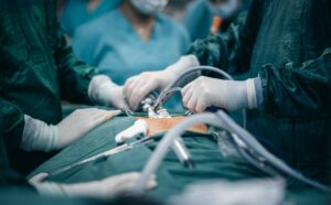 chirurgien en salle opératoire réalisant une intervention abdominale gynécologique