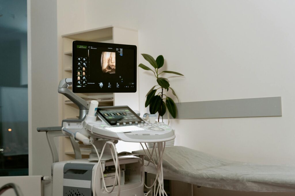 Salle d'échographie gynécologique avec sonde endovaginale et écran médical