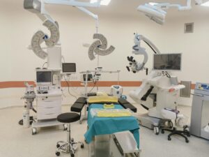 Chirurgienne en salle d'opération lors d'une intervention gynécologique abdominale