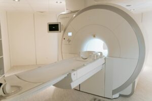 Radiologue préparant une injection de Glucagen avant un examen IRM pelvien