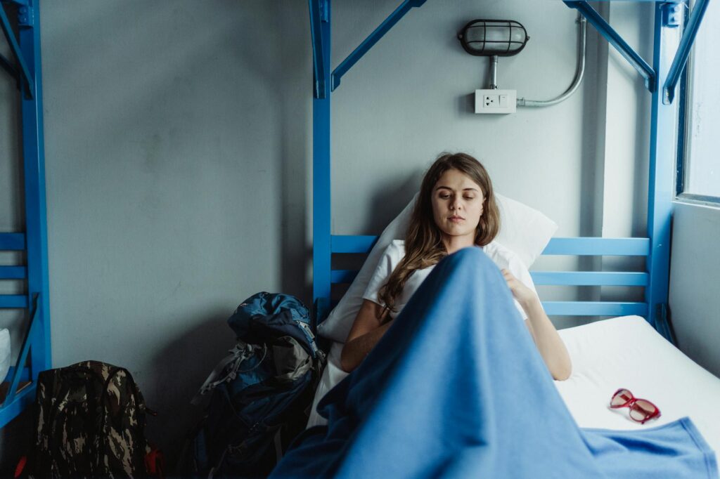 Femme allongée au repos après une opération chirurgicale de l'utérus