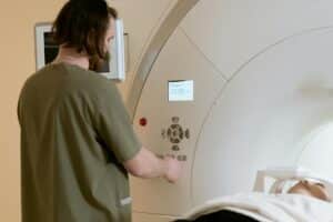 patiente allongée dans un appareil IRM pour diagnostic endométriose pelvienne