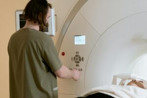 Patiente allongée dans un appareil IRM pour un examen pelvien avec injection