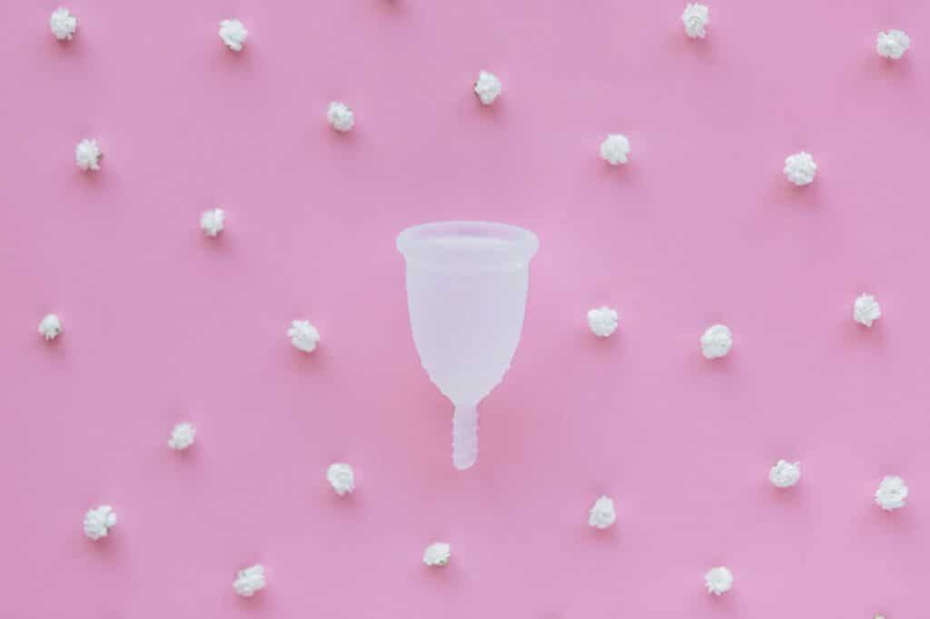 Diaphragme contraceptif en silicone posé sur fond blanc, méthode barrière féminine