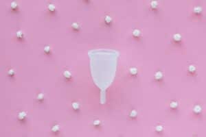 Diaphragme contraceptif en silicone posé sur fond blanc, méthode barrière féminine