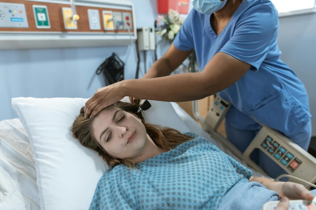patiente allongée en salle de réveil après chirurgie gynécologique abdominale