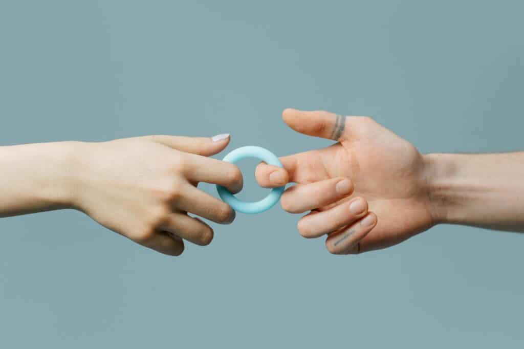 Anneau en silicone posé sur une surface blanche, contraception masculine thermique