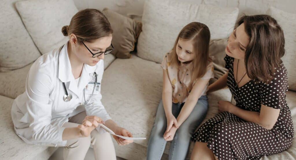 Femme consultante en cabinet gynécologique pour dépistage cancer utérin