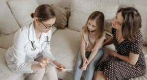 Femme consultante en cabinet gynécologique pour dépistage cancer utérin