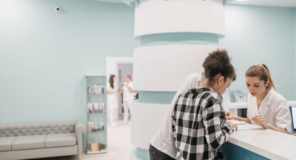 Femme en consultation gynécologique discutant d'une hystérectomie avec son médecin