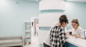Femme en consultation gynécologique discutant d'une hystérectomie avec son médecin