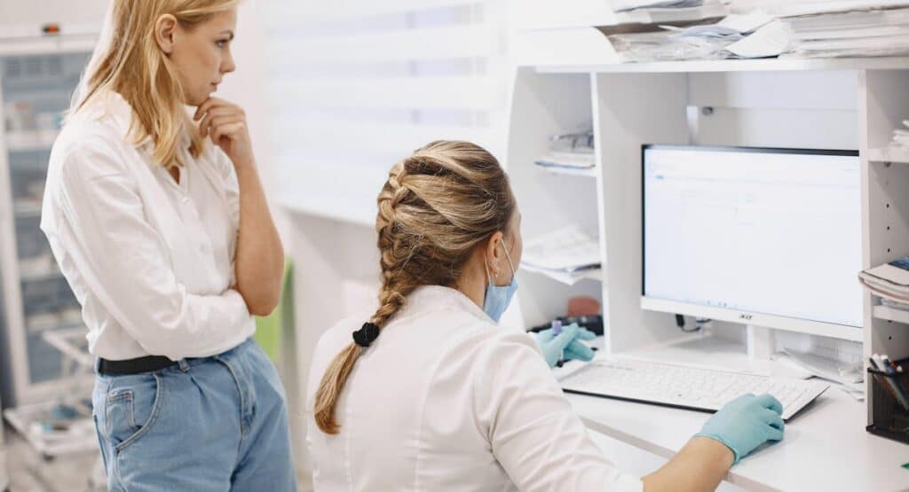 Femme tenant un modèle anatomique féminin lors d'une consultation gynécologique
