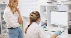 Femme tenant un modèle anatomique féminin lors d'une consultation gynécologique
