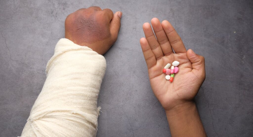 Femme tenant un comprimé antidouleur avec boîte de médicament pour règles douloureuses