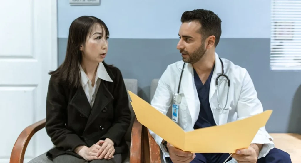 Consultation médicale sur examen proctologique avec dialogue médecin-patiente