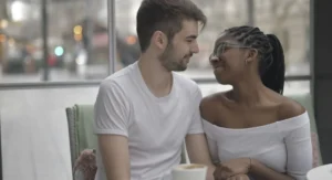 Femme consulte appli rencontre sur smartphone, seul dans un café