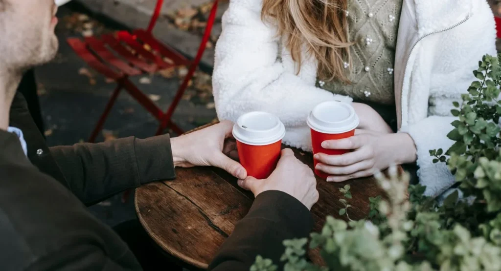 Femme et homme marié complices en terrasse, regards intenses, tension émotionnelle