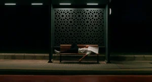 Femme seule sur un banc, paysage urbain, air réfléchi, ambiance de rupture
