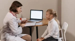 Gynécologue expliquant la stimulation du point g à une patiente détendue