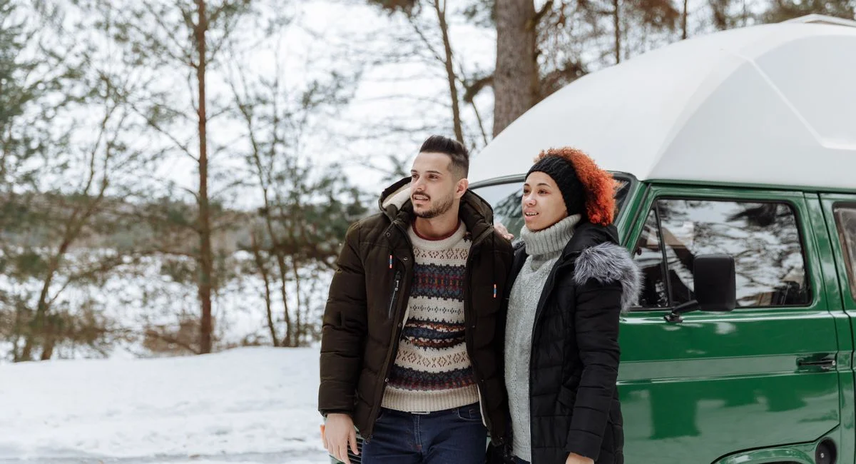 Illustration, camping-car rencontre femme