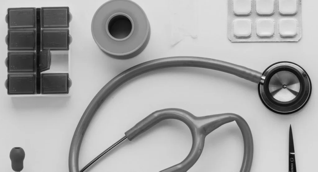 Boîte de pilules contraceptives sur une table de consultation médicale