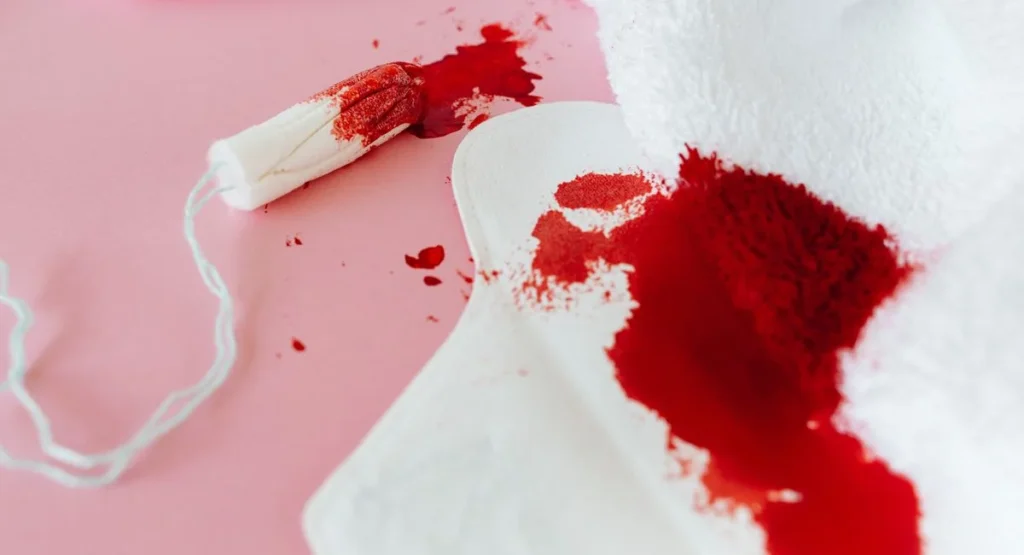 Boîte de tampons hygiéniques ouverts sur une surface de salle de bain