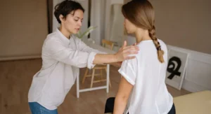 Femme assise main sur le bas-ventre air douloureux