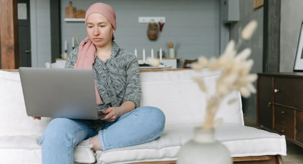 Femme concentrée remplissant en ligne un questionnaire de santé gynécologique