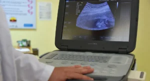 Femme en consultation gynécologique, échographie montrant kyste ovarien