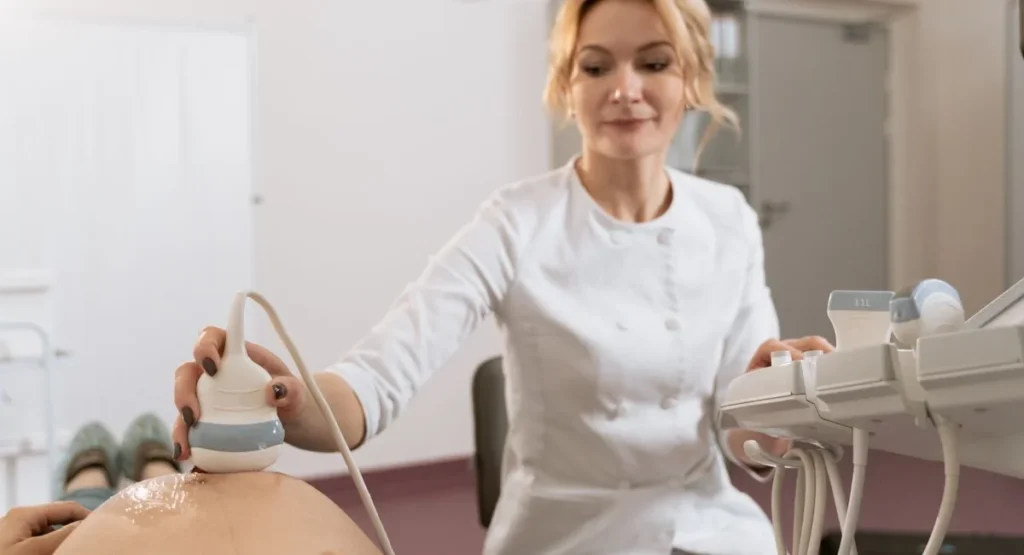 Femme entre 40 et 50 ans en consultation gynécologique