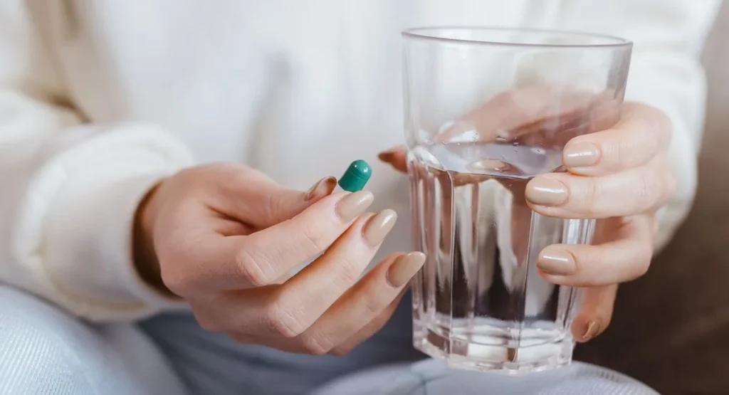 Femme tenant plusieurs boîtes de pilules contraceptives variées