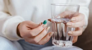 Femme tenant plusieurs boîtes de pilules contraceptives variées