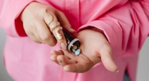 Jeune femme examine différentes boîtes de pilules contraceptives